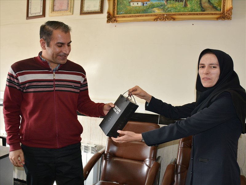 تجلیل از کارکنان و اعضای هیأت علمی به مناسبت روز مادر و روز پدر